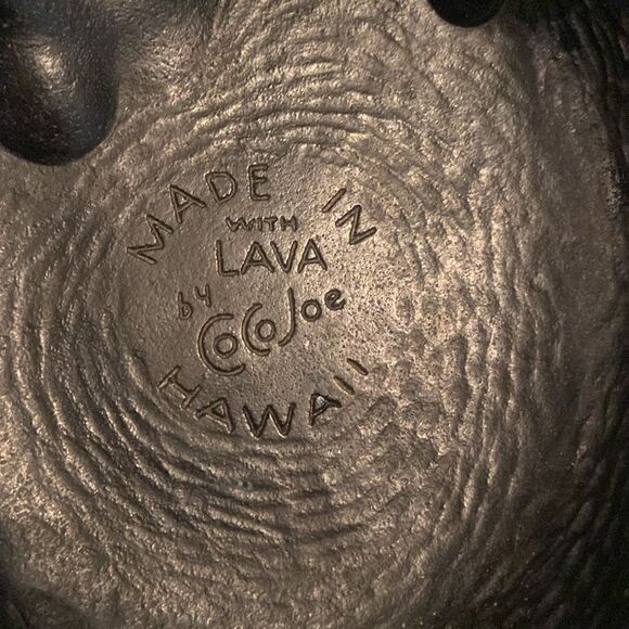 Coco Joe Black Lava Hawaiian Sculpture ashtray - Picture 2 of 6